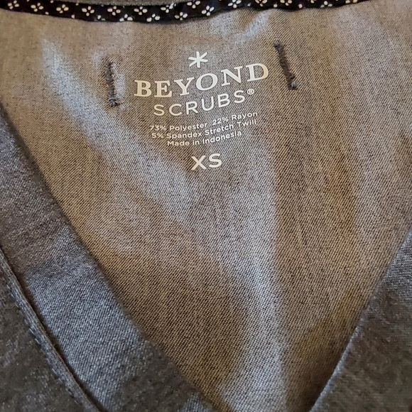 🌺 Like New Beyond Scrubs Gray Scrub Set - Picture 4 of 15